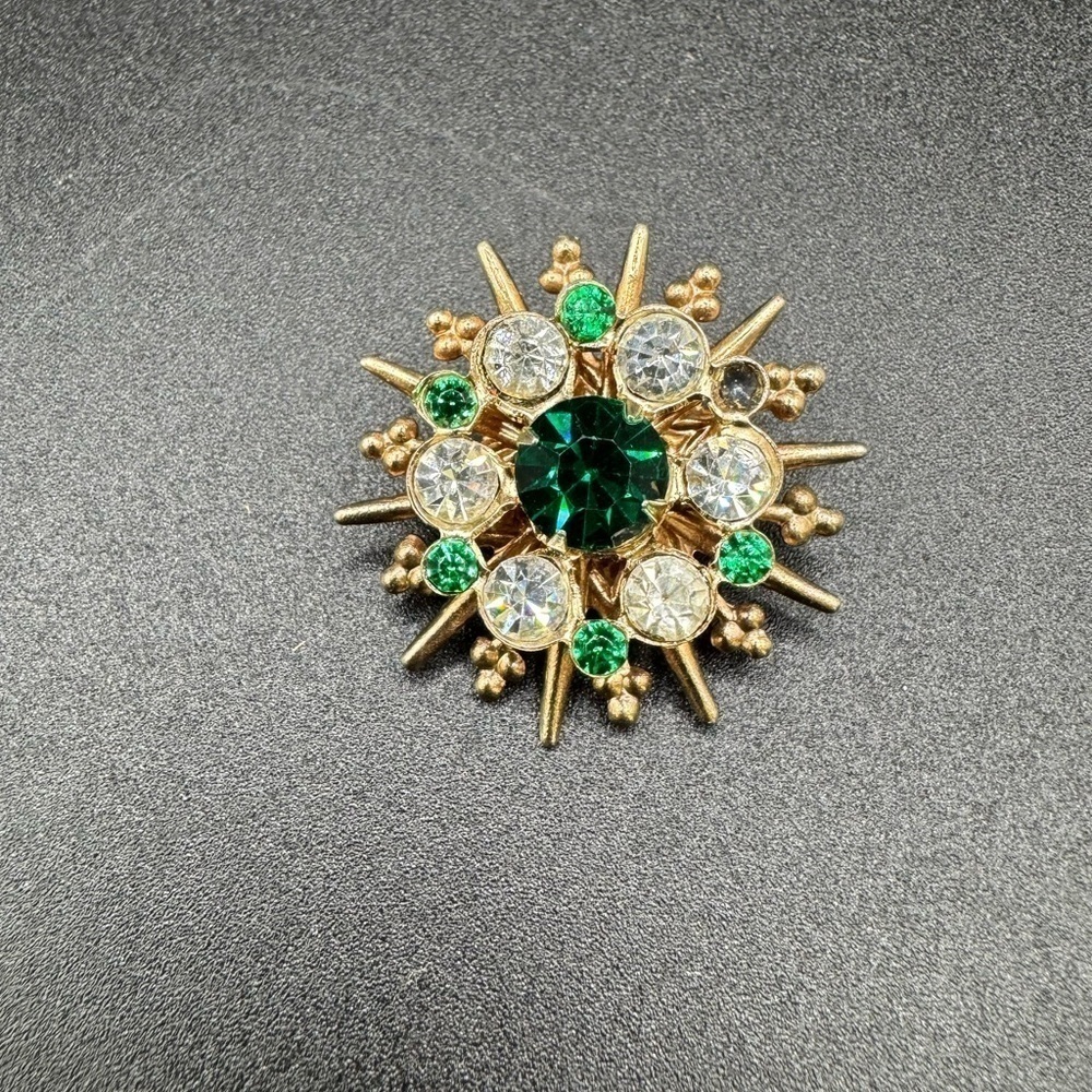Vintage Green Rhinestone Gold Tone SNOWFLAKE Pin Brooch MISSING one Green Stone